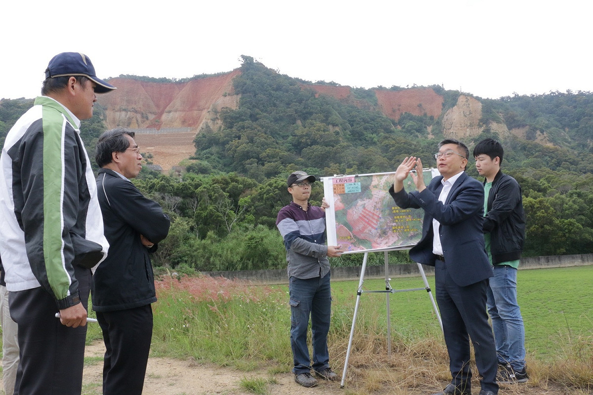 蔡其昌率相關單位人員會勘鐵砧山活化及整治工程。 蔡其昌辦公室/提供