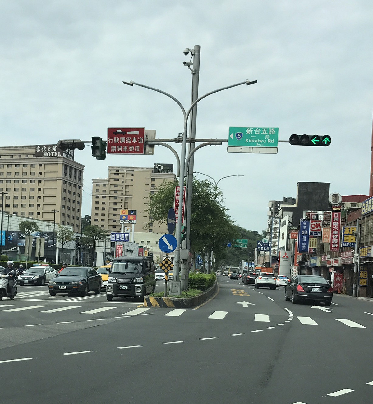 新北市交通局在汐止區大同路建置11組etag偵測器及利用3組智慧監視器，即時推估車流，預警進行道路壅塞導引及事故管理。 圖／新北市交通局提供