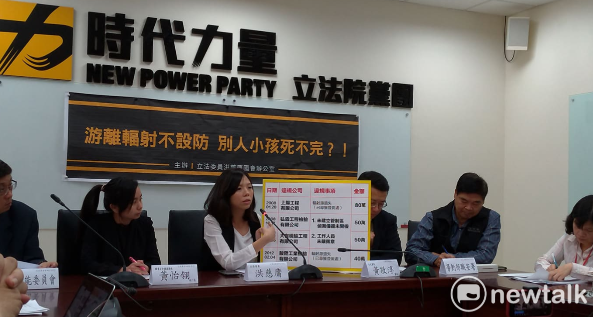 洪慈庸今（15）日召開記者會，指出有檢驗公司管理漏洞百出，半年內就有4名作業員罹癌。 圖：陳佩君/攝