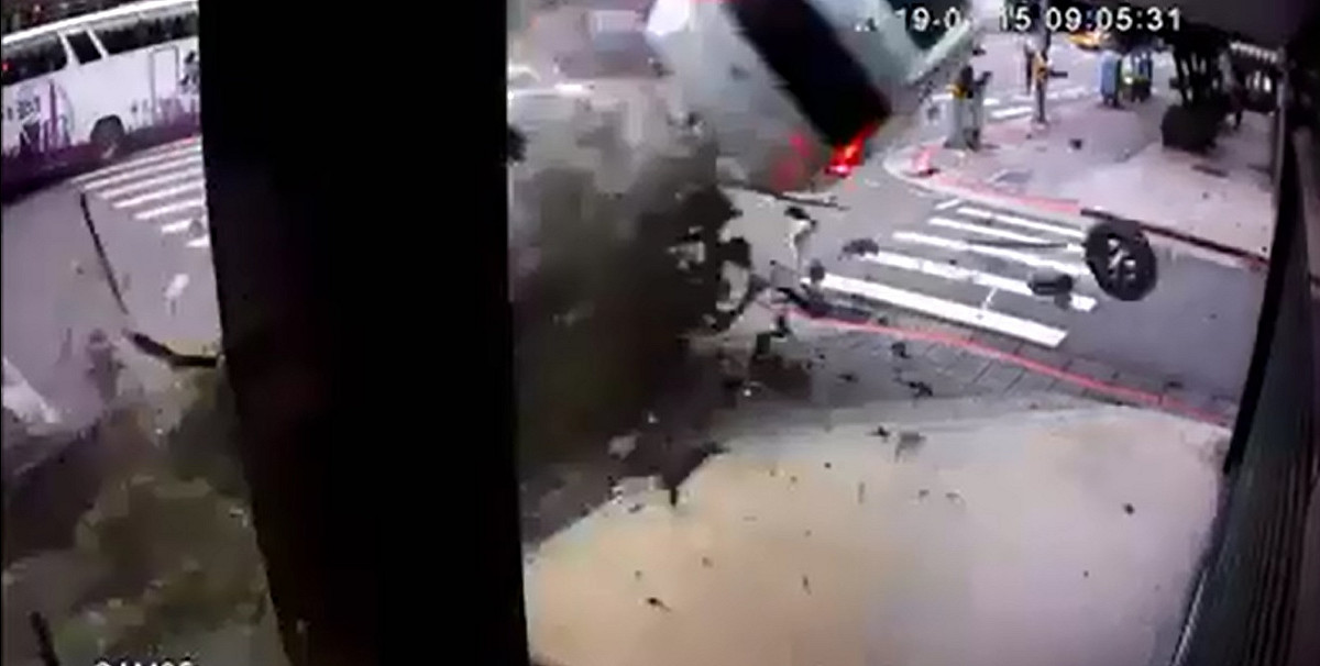 影／建國高架休旅車失速噴飛 2 樓高 駕駛傷重不治