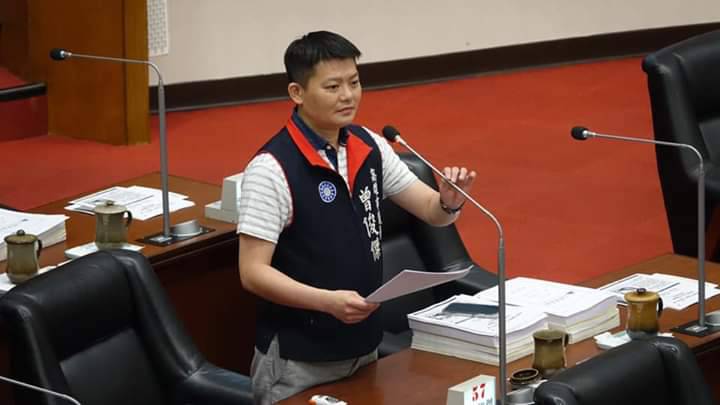國民黨高雄市議會黨團總召曾俊傑批民進黨打人喊救人。 圖：翻攝曾俊傑臉書