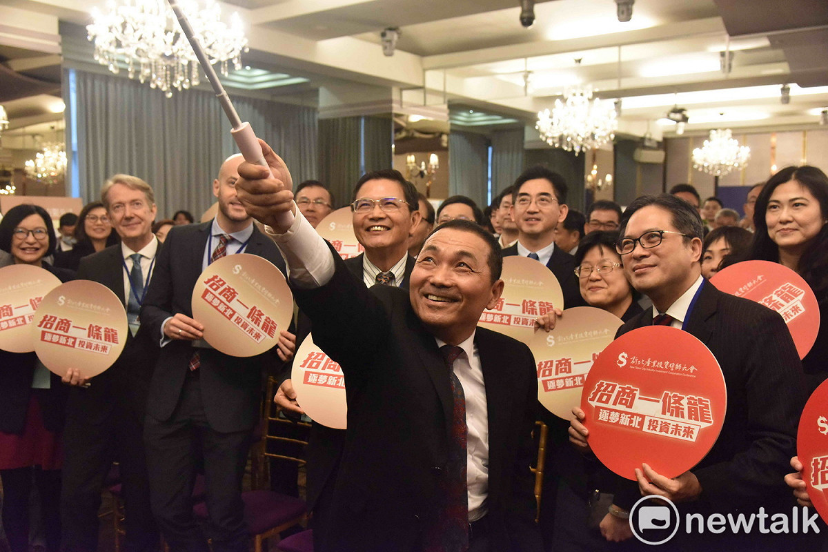 新北市長侯友宜與國外駐台代表、指標性企業及潛在投資廠商等上百人玩自拍，宣誓「從1到10000」，1年內要創造10000個就業機會。  圖：王峻昌/攝