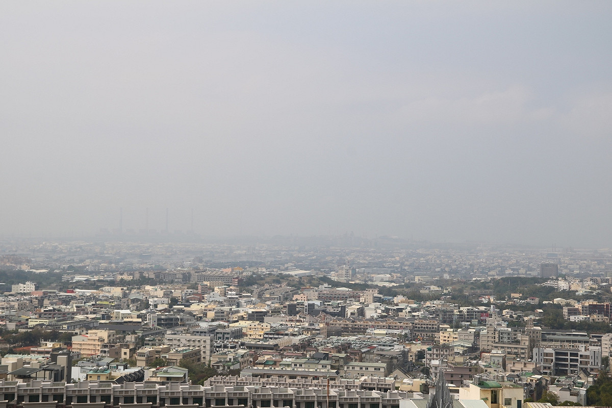逆溫層發生時，空氣無法流通，PM2.5濃度便提高。 圖：弘光科大/提供