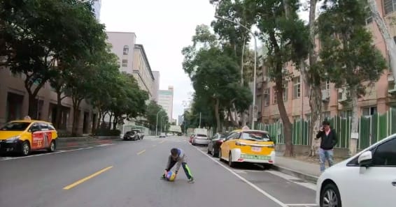 一名小男孩為撿球衝出，此事應按煞車。 圖：翻攝機車危險感知教育平台