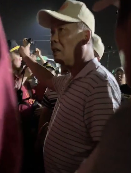 彰化縣副議長許原龍於大甲媽遶境時，因不滿鞭炮被消防員沒收，對消防員破口大罵「皮在癢」。 圖：翻攝自員林人大小事臉書