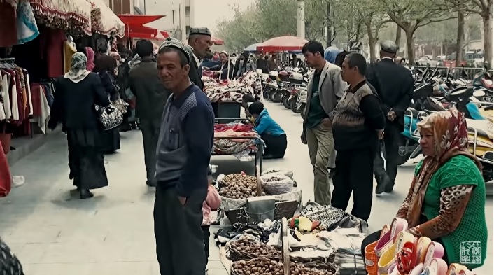 中國臉部辨識技術更精密，甚至可以辨識特定族群，維吾爾族人疑似成為鎖定目標加強監控。 圖：翻攝Youtube