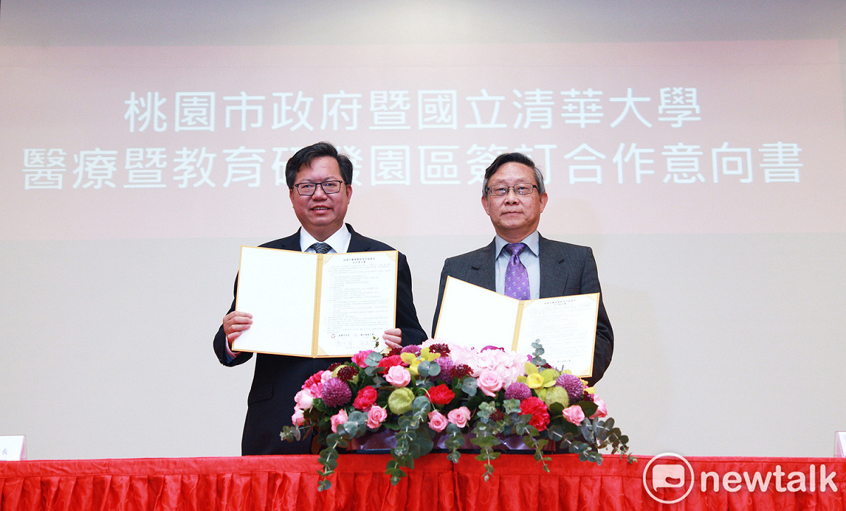 清華大學校長賀陳弘與桃園市長鄭文燦簽署合作意向書，未來清大將跨足醫療領域，在桃園開辦醫學中心級醫院。 圖：林昀真／攝
