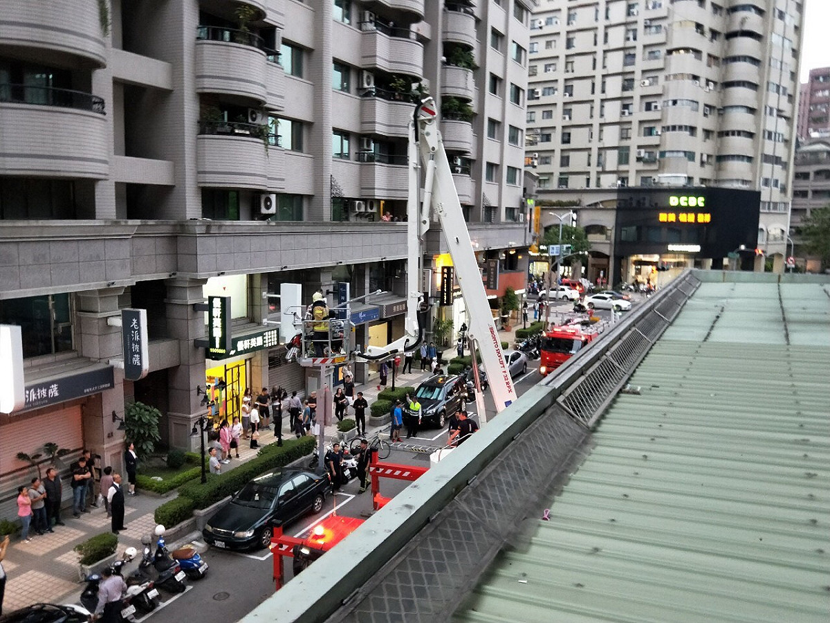 高雄左營區發生墜樓事件，消防局出動雲梯車搶救。 圖：新頭殼資料照