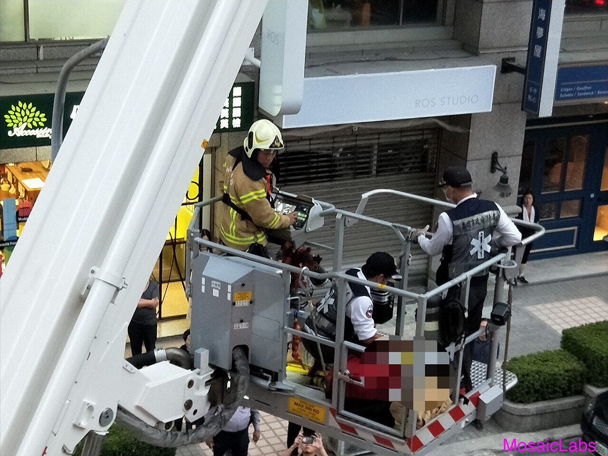 高雄左營區發生墜樓事件，消防局出動雲梯車搶救。 圖：翻攝網路