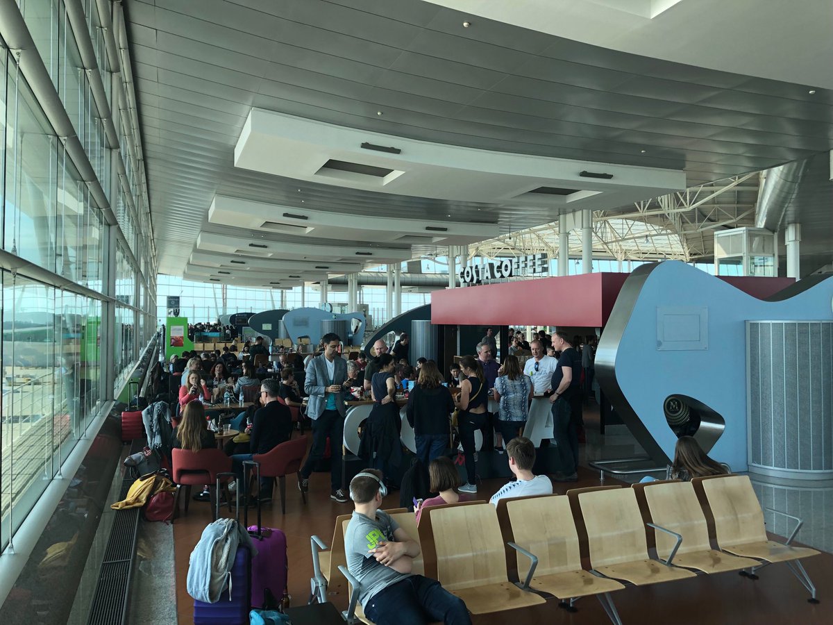 搭乘英國易捷航空從倫敦飛往里斯本的乘客瑞代爾，12日在推特po出被班機放鴿子的訊息，眾多乘客在機場空等。 圖：翻攝自瑞代爾推特