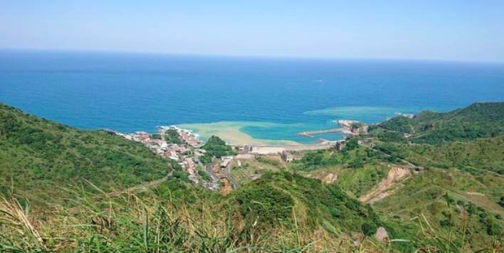 陰陽海雙色海水形成鮮明對比。 圖：新北市政府/提供