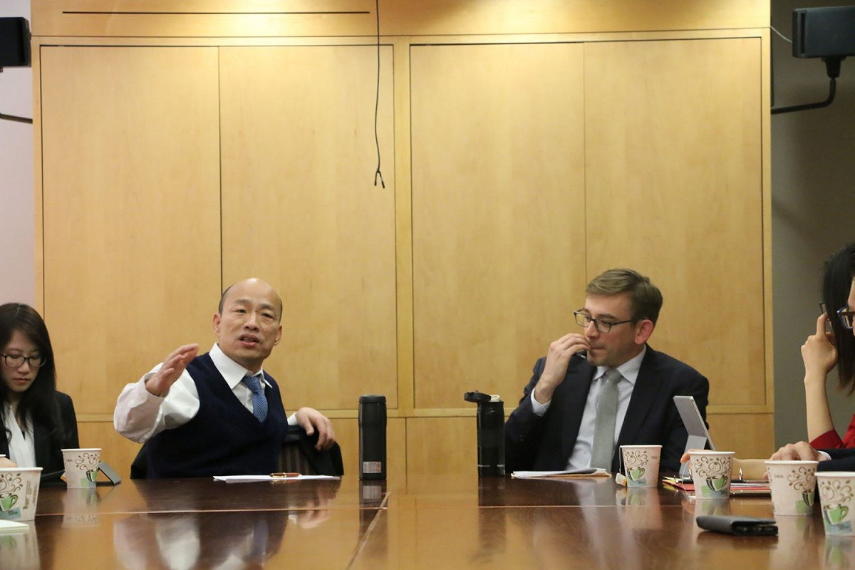 高雄市長韓國瑜訪美行於美西時間15日下午與美國史丹佛大學學生進行座談，並以「我的高雄之路」為題，談論自己從參選到當上市長的心得。 圖：高雄市政府提供