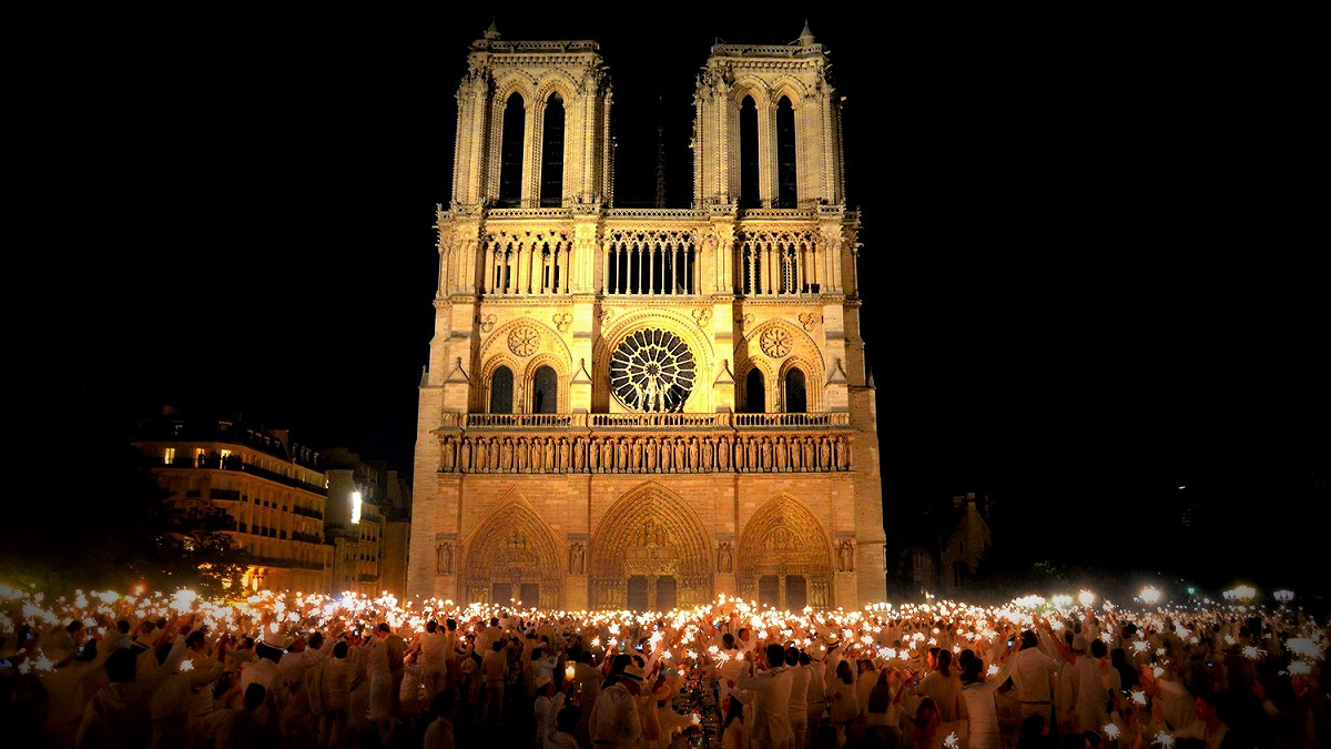 法國巴黎聖母院大教堂尖塔和屋頂在大火中坍塌。 圖：翻攝於 Cathédrale Notre-Dame de Paris 粉絲專頁