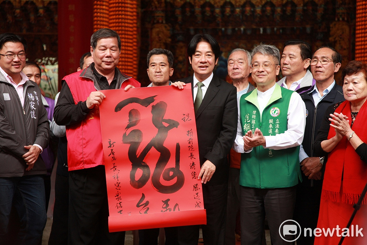 賴清德參拜新屋區長祥宮，廟方送上「龍飛台灣」祝福他初選勝出。 圖：林昀真/攝