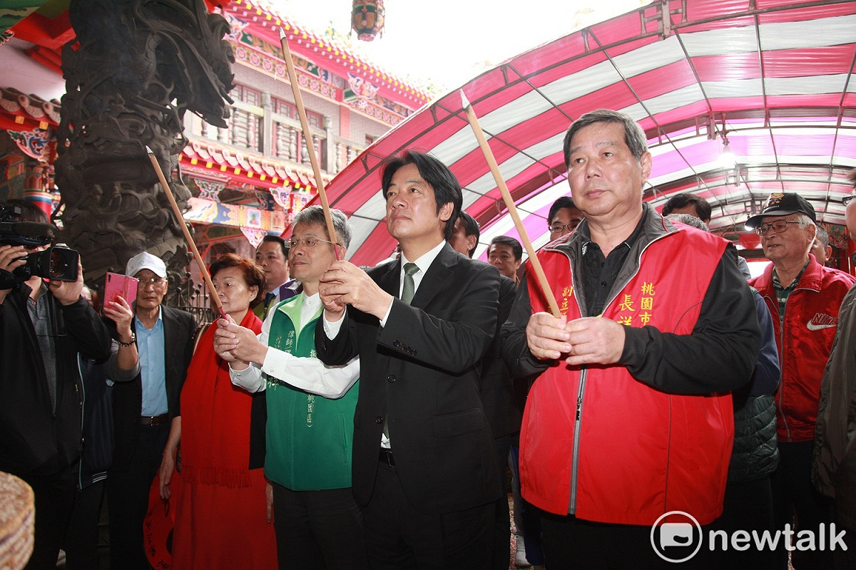 賴清德到新屋長祥宮向神農大地上香祈福。 圖：林昀真／攝
