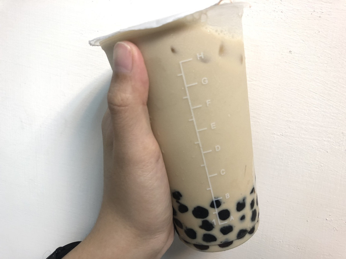 美國西岸港口大排長龍導致珍珠和樹薯澱粉陷入短缺，當地冷飲業者面臨「珍珠危機」。 圖：張嘉哲／攝