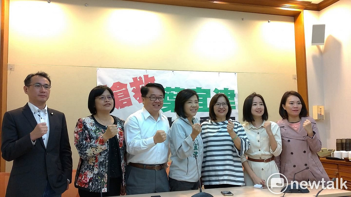 葉宜津今天(16日)與立院同仁、黨內議員一同召開記者會，喊出「南北總動員、搶救葉宜津」。 圖:陳佩君/攝