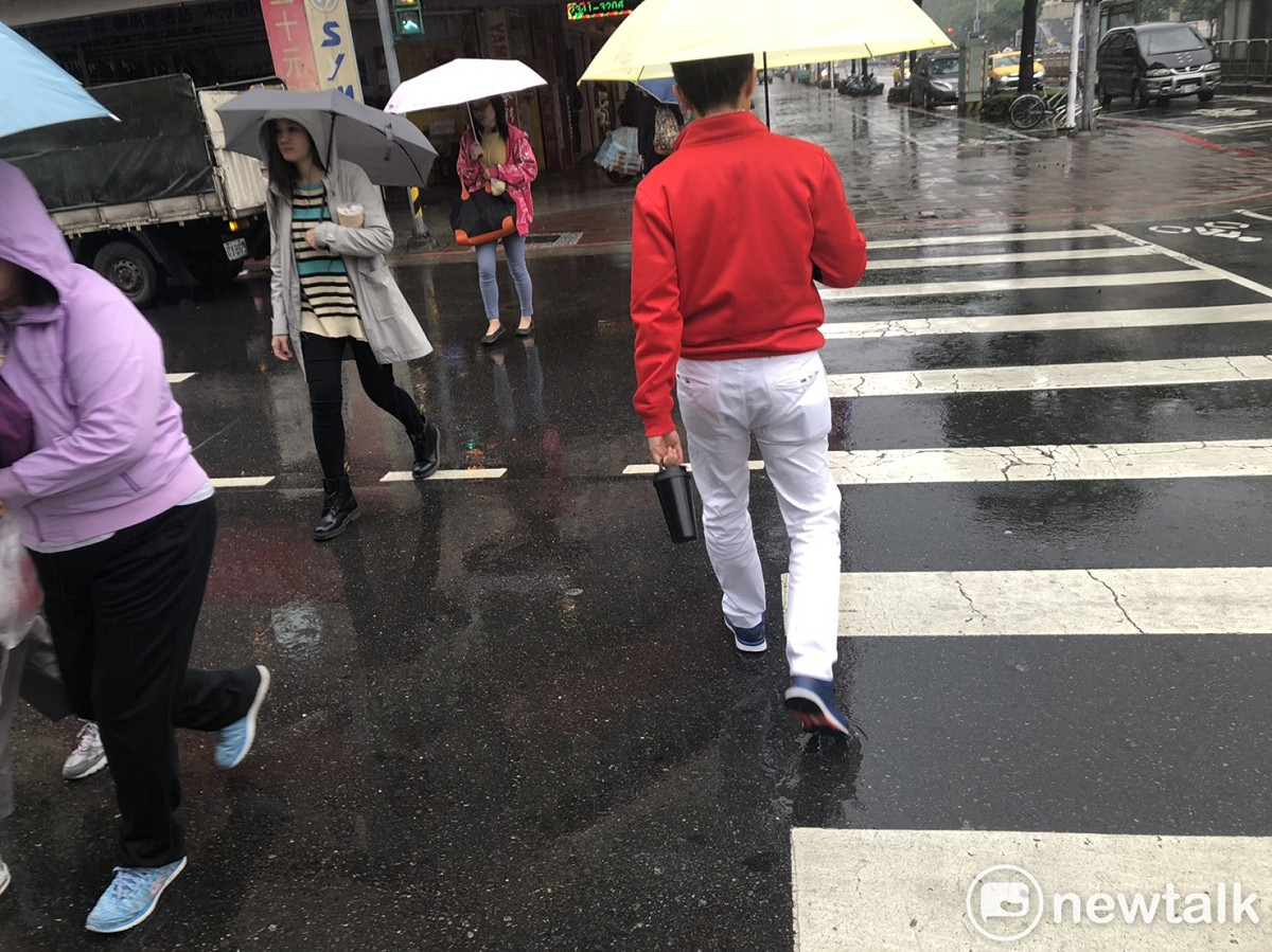 中央氣象局針對北部5縣市發佈大雨特報。 圖：張嘉哲/攝