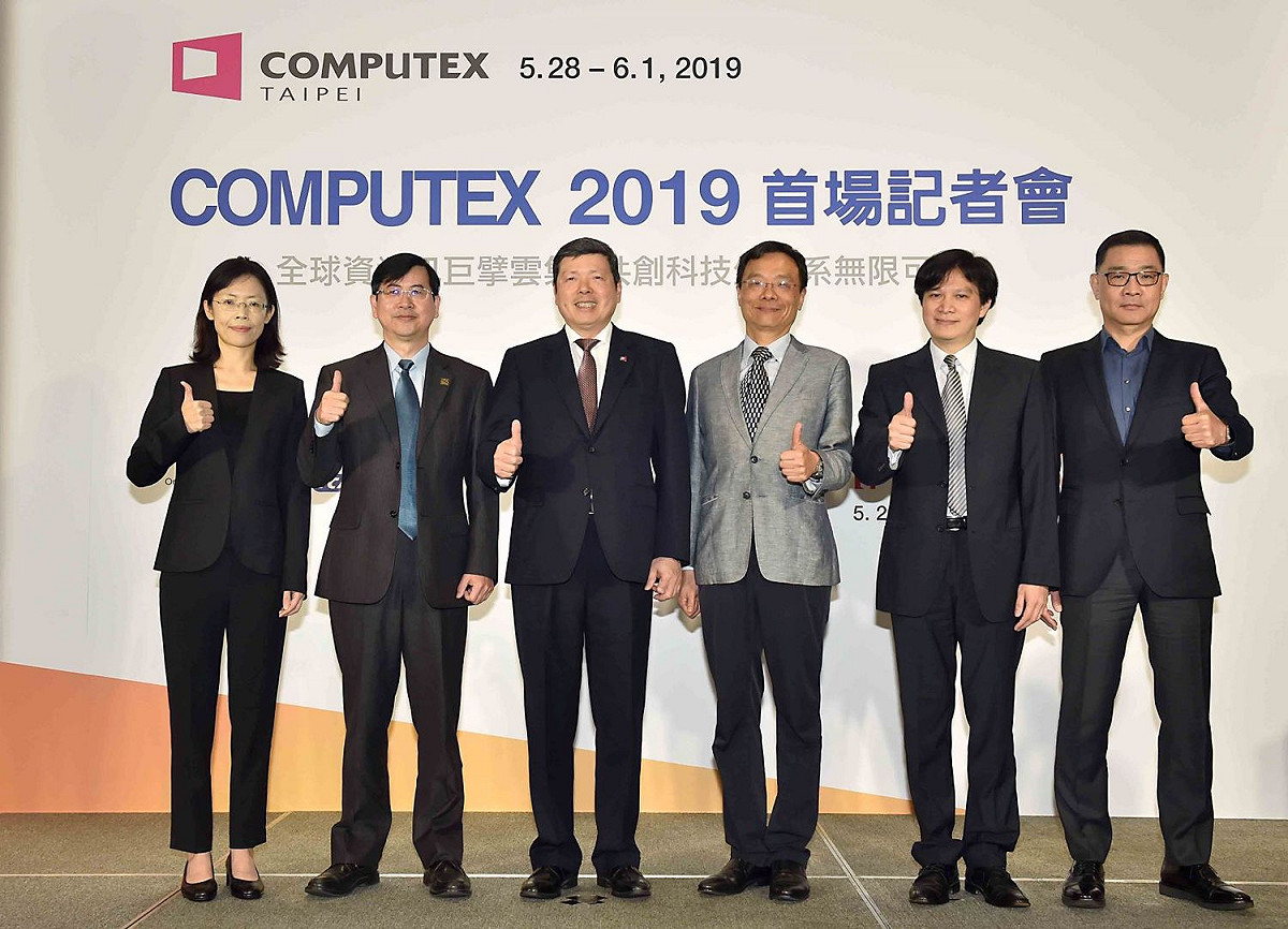 COMPUTEX 2019首場記者會今（16）日盛大登場，主辦單位中華民國對外貿易發展協會、台北市電腦公會、與國內外科技大廠出席分享最新科技趨勢，為展會揭開序幕。圖中由左至右分別為CyberLink訊連科技資深副總經理暨首席營運長古媄君、AMD超微半導體台灣區董事總經理林建誠、中華民國對外貿易發展協會秘書長葉明水、台北市電腦公會副總幹事張笠、BenQ明基逐鹿總經理曾文興、以及SUPERMICRO美超微電腦技術服務產品管理協理張順風。 圖／外貿協會提供