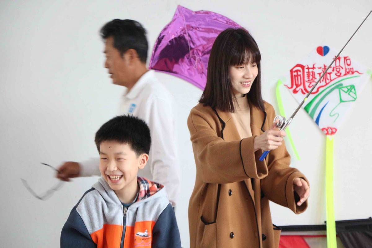 連俞涵和老梅國小學童完成五顏六色的風箏作品，大夥兒還在室內、戶外放飛風箏，玩得很開心。  圖：新北市民政局提供