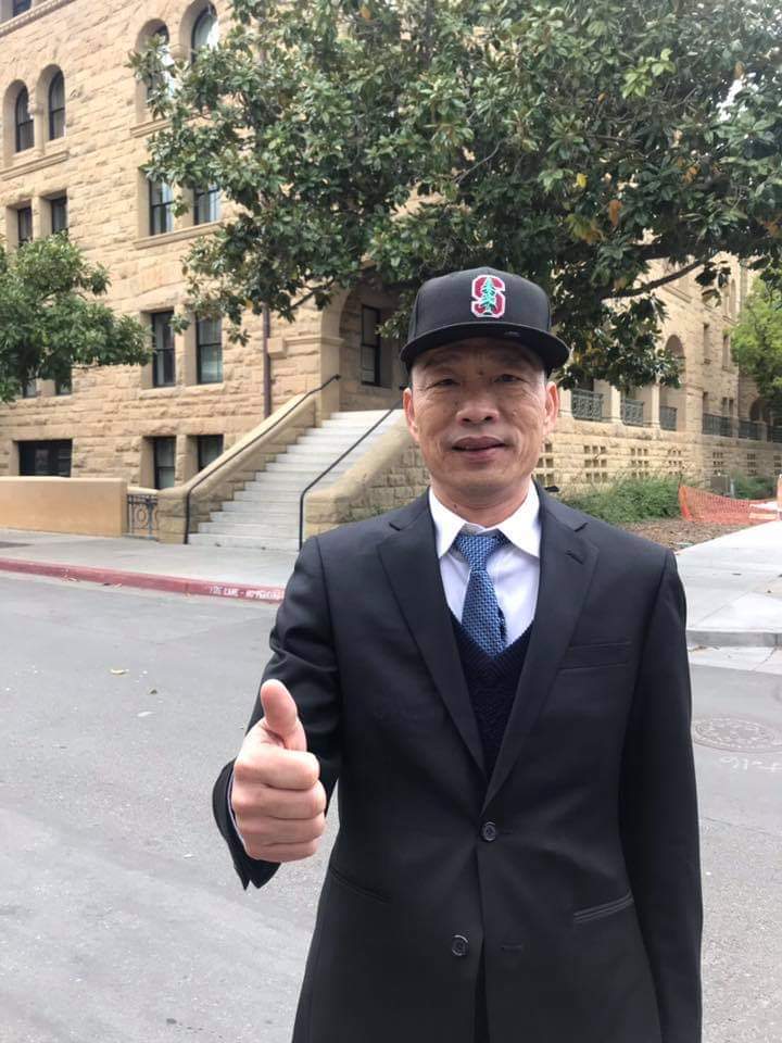 韓國瑜表示，他很期待郭董考慮後的結果。不管之後他是否參選， 郭台銘這次表態，就像丟了一顆「震撼彈」，讓這場總統大選從「愛情文藝片轉換到武俠片」，越來越熱鬧。圖為韓國瑜在史丹佛大學校園留影，他還問粉絲：「帽子好看嗎？」 圖：翻攝自韓國瑜臉書
