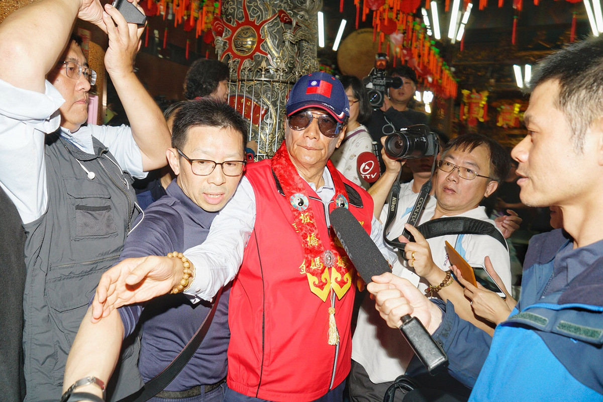 鴻海董事長郭台銘上午前往新北板橋慈惠宮媽祖廟參拜、擲筊，參拜結束後，郭台銘表示「媽祖叫我出來」，並說「我會遵照指示」。等同確定將參選2020總統。 圖：張良一/攝