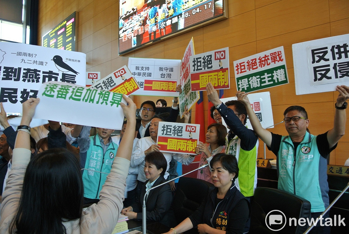 盧秀燕被民進黨市議員包圍要求表態。 唐復年/攝
