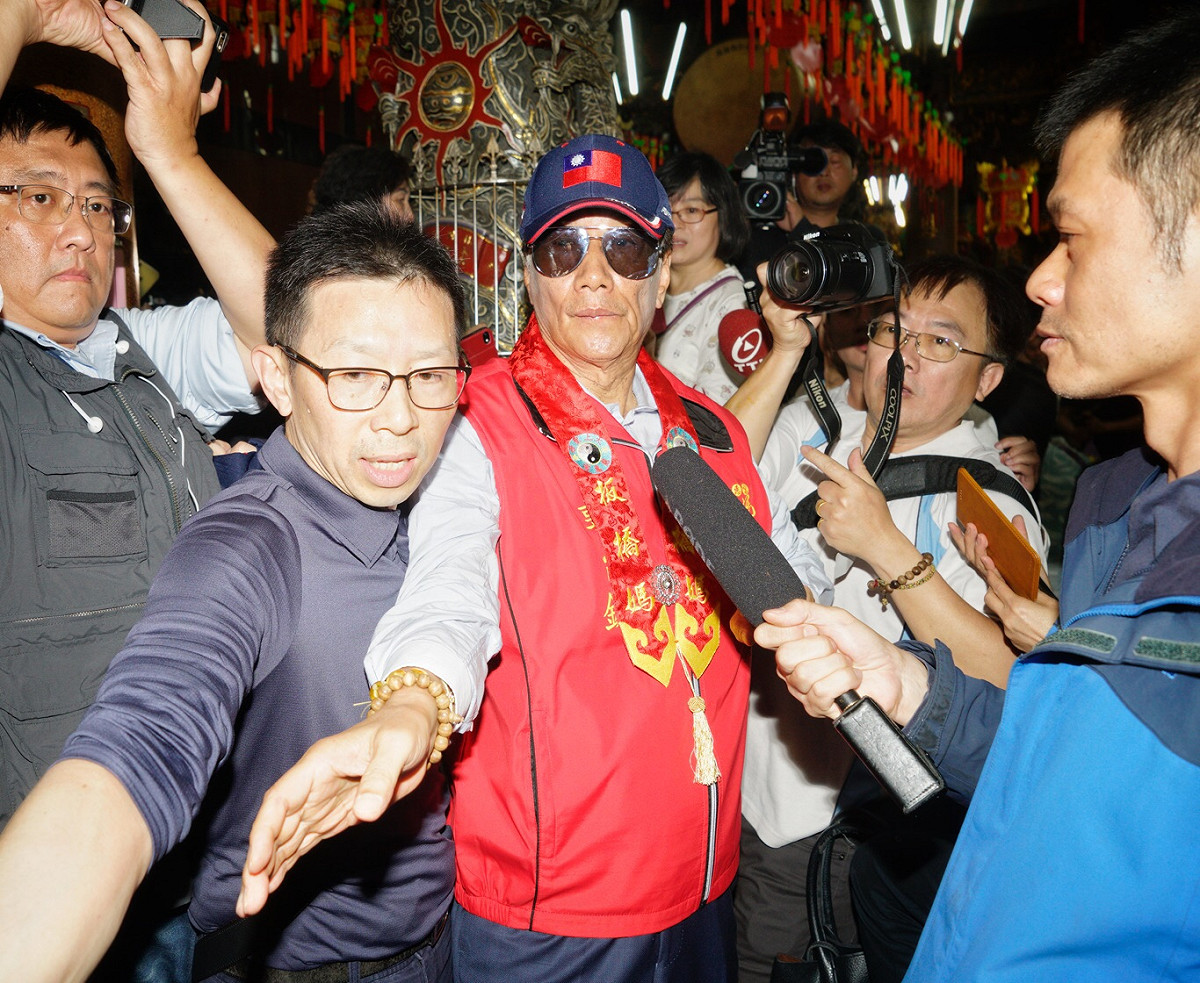 鴻海董事長郭台銘上午前往新北板橋慈惠宮媽祖廟參拜、擲筊，參拜結束後，郭台銘表示「媽祖叫我出來」，並說「我會遵照指示」。等同確定將參選2020總統。 圖：張良一/攝