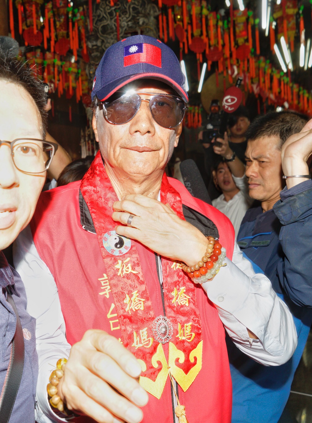 鴻海董事長郭台銘上午前往新北板橋慈惠宮媽祖廟參拜、擲筊，參拜結束後，郭台銘表示「媽祖叫我出來」，並說「我會遵照指示」。等同確定將參選2020總統。 圖：張良一/攝