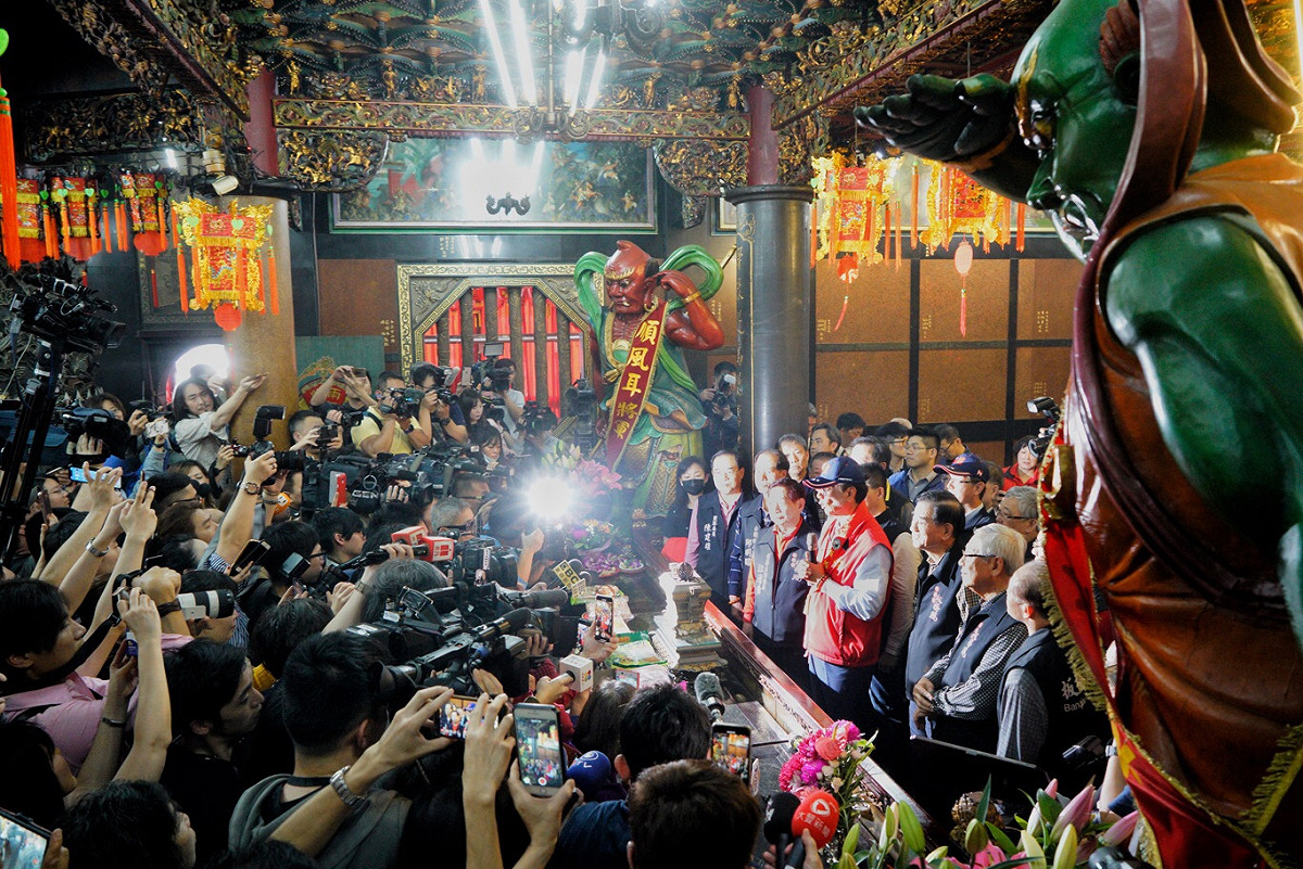 鴻海董事長郭台銘上午前往新北板橋慈惠宮媽祖廟參拜、擲筊，參拜結束後，郭台銘表示「媽祖叫我出來」，並說「我會遵照指示」。等同確定將參選2020總統。 圖：張良一/攝