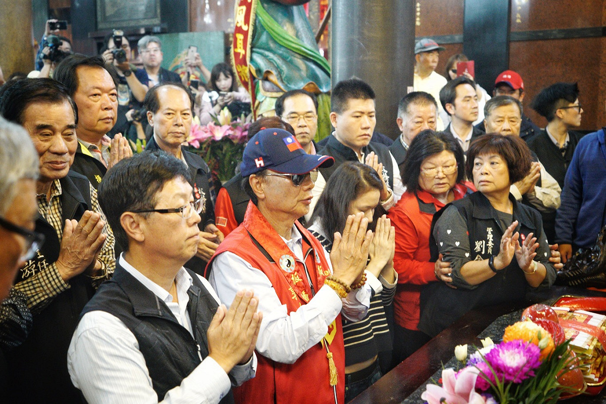 鴻海董事長郭台銘上午前往新北板橋慈惠宮媽祖廟參拜、擲筊，參拜結束後，郭台銘表示「媽祖叫我出來」，並說「我會遵照指示」。等同確定將參選2020總統。 圖：張良一/攝