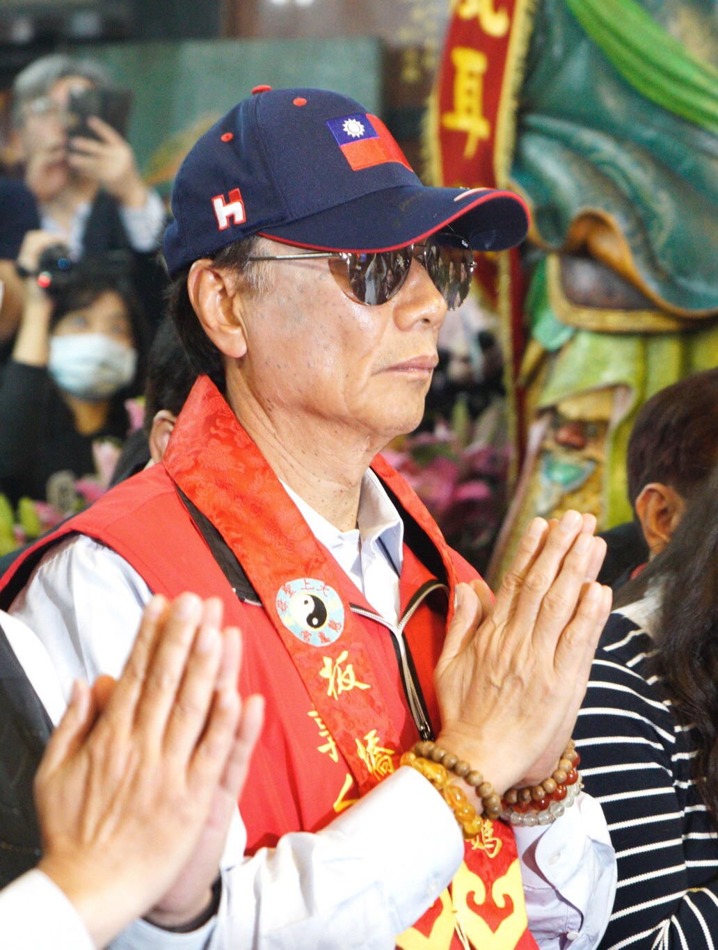 鴻海董事長郭台銘上午前往新北板橋慈惠宮媽祖廟參拜、擲筊，參拜結束後，郭台銘表示「媽祖叫我出來」，並說「我會遵照指示」。等同確定將參選2020總統。 圖：張良一/攝