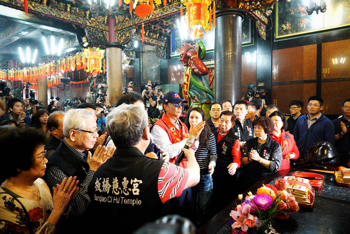 鴻海董事長郭台銘上午前往新北板橋慈惠宮媽祖廟參拜、擲筊，參拜結束後，郭台銘表示「媽祖叫我出來」，並說「我會遵照指示」。等同確定將參選2020總統。 圖：張良一/攝