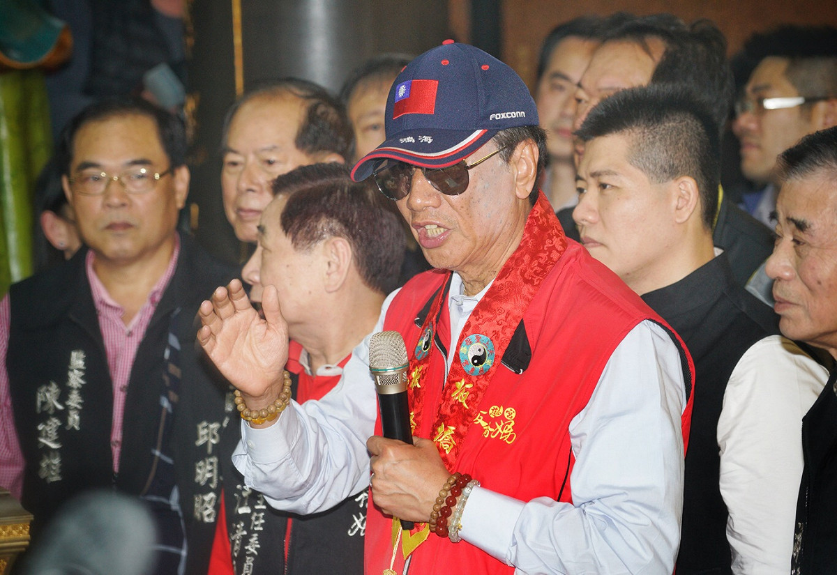 鴻海董事長郭台銘上午前往新北板橋慈惠宮媽祖廟參拜、擲筊，參拜結束後，郭台銘表示「媽祖叫我出來」，並說「我會遵照指示」。等同確定將參選2020總統。 圖：張良一/攝