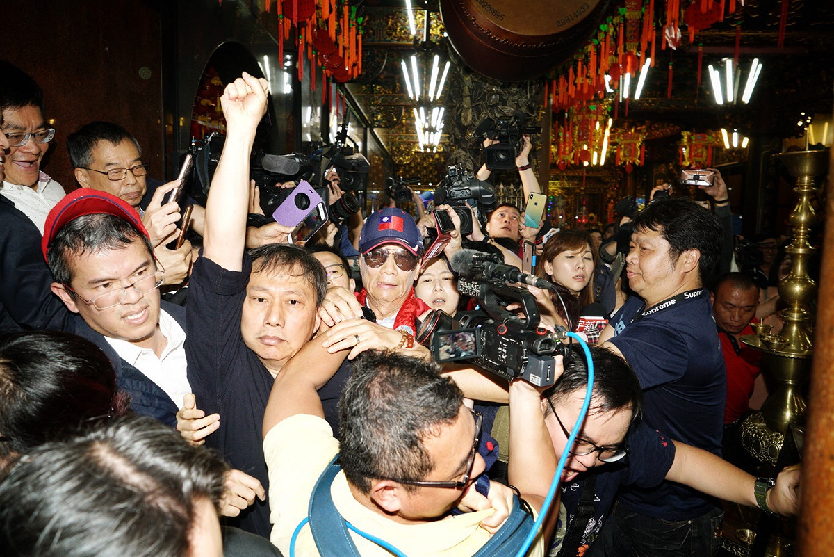 鴻海董事長郭台銘上午前往新北板橋慈惠宮媽祖廟參拜、擲筊，參拜結束後，郭台銘表示「媽祖叫我出來」，並說「我會遵照指示」。等同確定將參選2020總統。 圖：張良一/攝