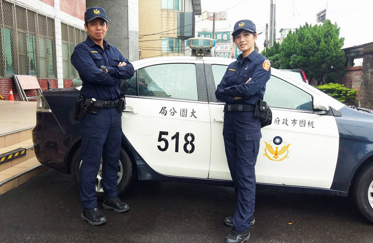 主打專業戰術型的藏青色新式制服，從材質、剪裁、結構等都進行革新，員警試穿後都相當滿意。  圖：大園分局/提供