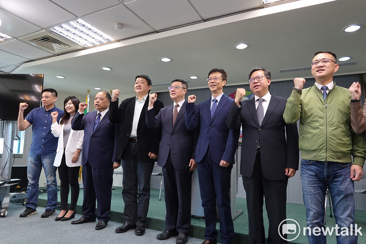 民進黨主席卓榮泰陪同張宏陸、何博文一起舉行記者會。 圖：林朝億/攝