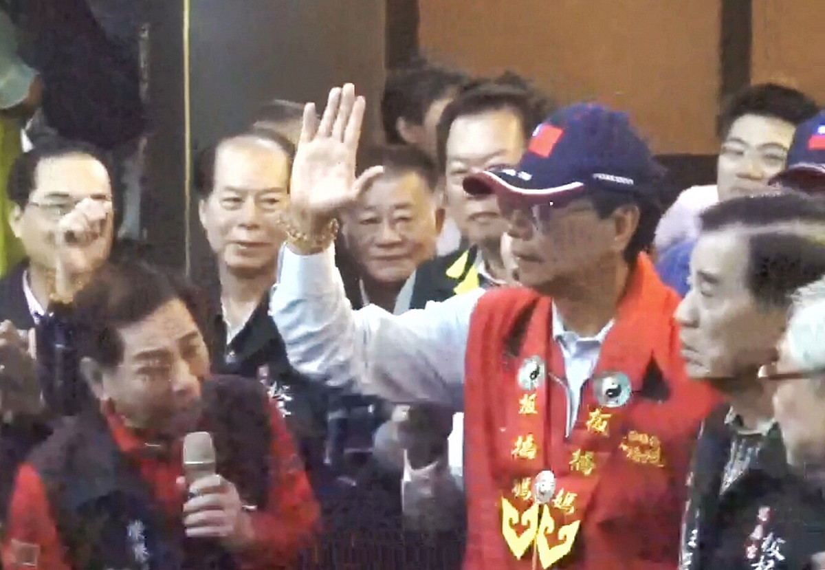 鴻海董事長郭台銘上午前往新北板橋慈惠宮媽祖廟參拜、擲筊，參拜結束後，郭台銘表示「媽祖叫我出來」，並說「我會遵照指示」。等同確定將參選2020總統。 圖：張良一/攝