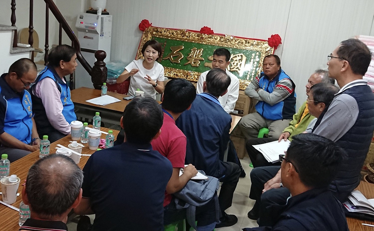 陳亭妃邀集經濟部水利署第六河川局長邱忠川局長和當地里長討論綠美化水岸土地認養維護管理計畫。 圖 : 黃博郎/攝