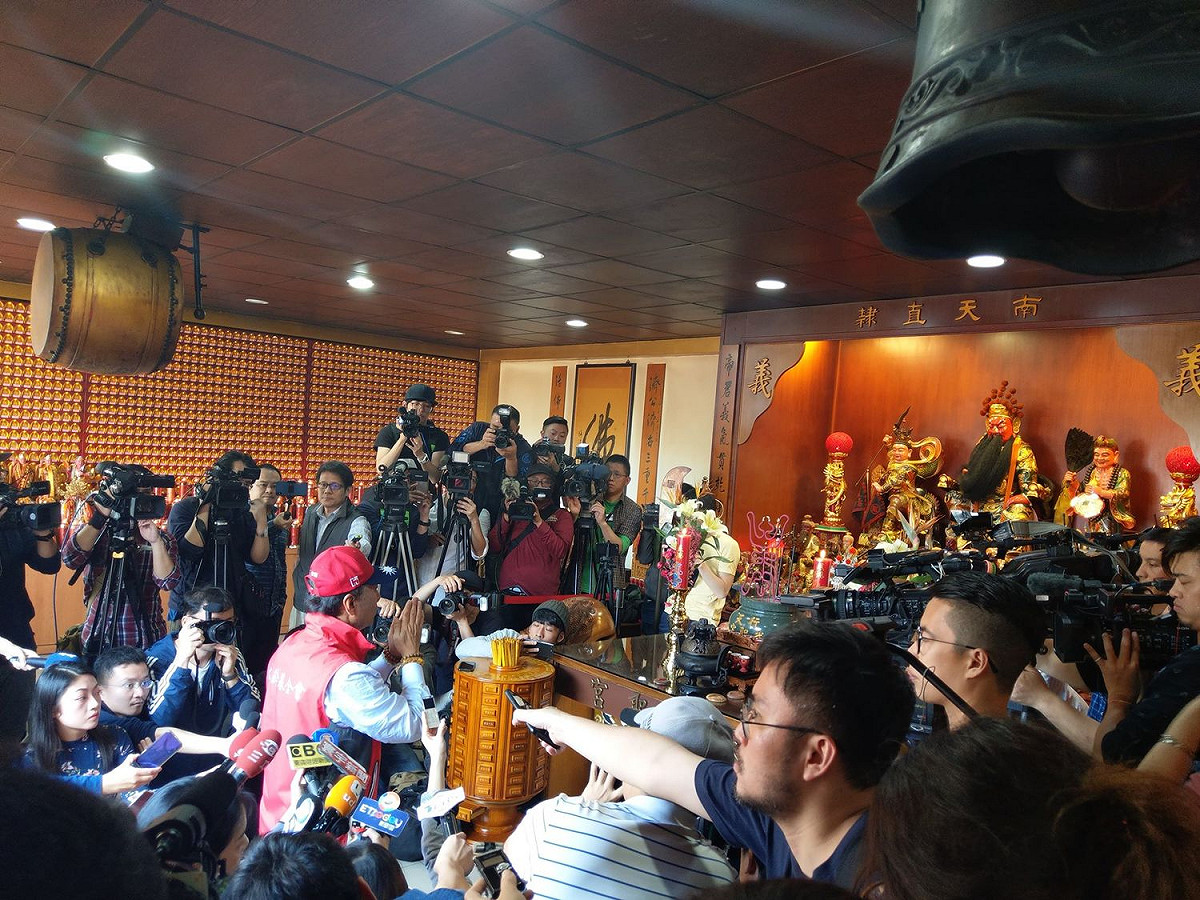 鴻海董事長郭台銘到淡水武聖宮參拜。 圖：翻攝自淡水武聖宮臉書