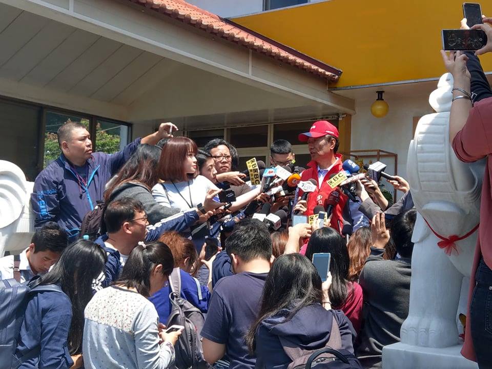 鴻海董事長郭台銘到淡水武聖宮參拜。 圖：翻攝自淡水武聖宮臉書