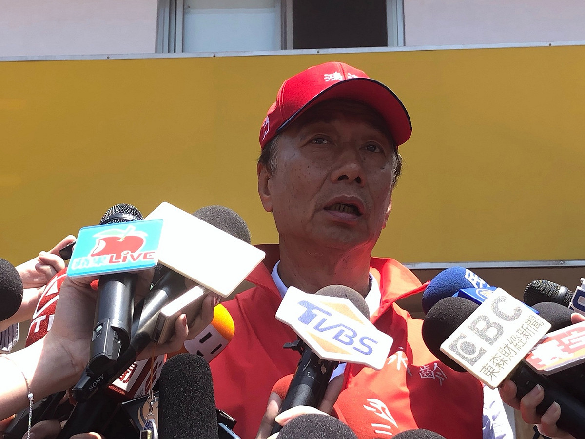 鴻海董事長郭台銘到淡水武聖宮參拜。 圖：趙婉純/攝