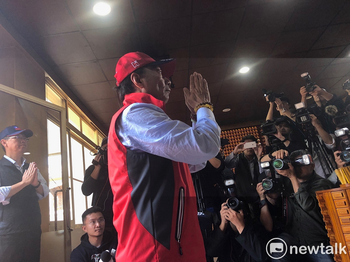 鴻海董事長郭台銘上午前往淡水武聖宮（關聖帝君）參拜。 圖：趙婉淳／攝