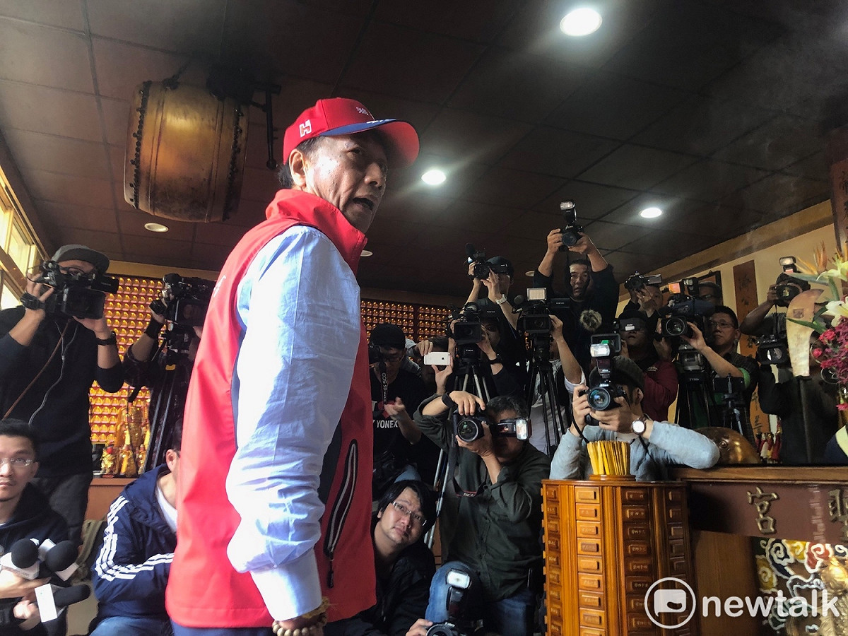 鴻海董事長郭台銘上午前往淡水武聖宮（關聖帝君）參拜。 圖：趙婉淳／攝