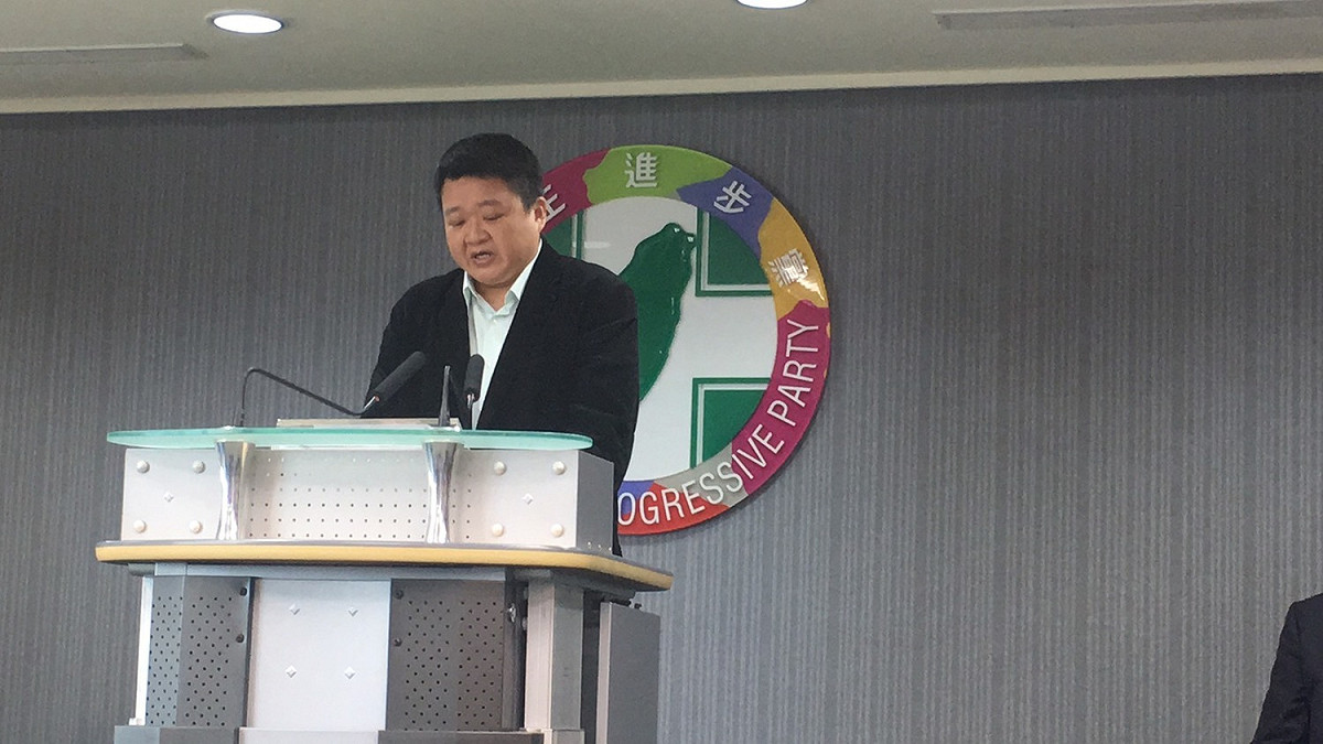 新北市議員何博文上午在民進黨中央黨部，哽咽宣布退出板橋西區立委初選。 圖：何博文服務處提供