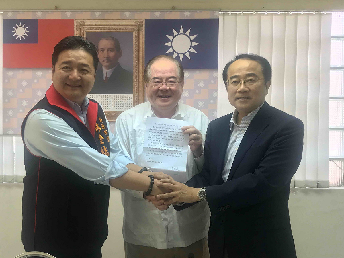 國民黨新北市黨部主委李乾龍（中）上午邀李嘉進（右）、林金結協調，李嘉進同意退選，由林金結代表國民黨參選第10選區立委。