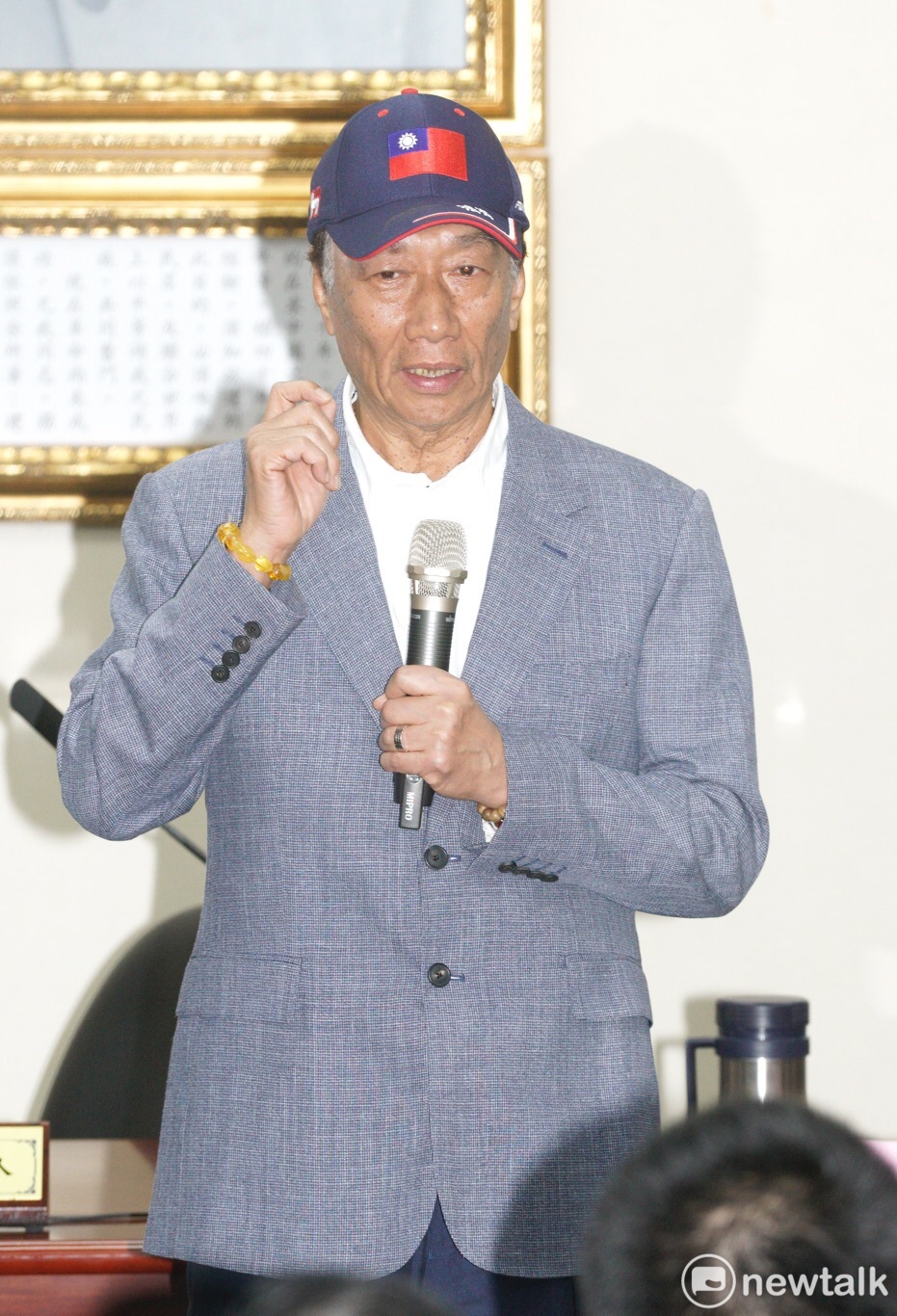 鴻海董事長郭台銘獲國民黨頒獎，親口表示「願參加國民黨黨內初選」，等同正式宣告投入2020總統大選。 圖：張良一/攝