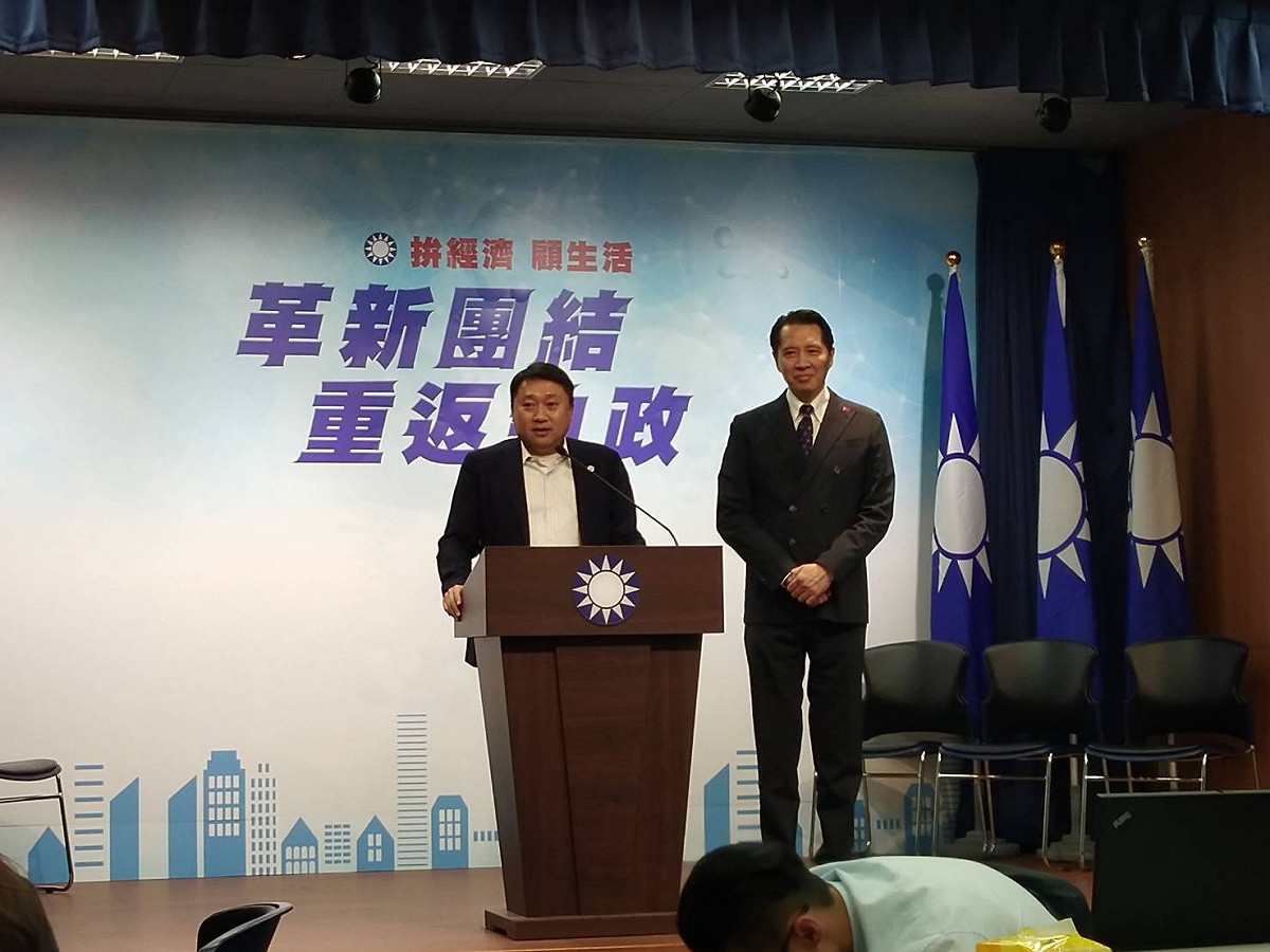 國民黨發言人歐陽龍（右）與國民黨組發會主委李哲華（左）下午轉述中常會內容。 圖：趙婉淳／攝