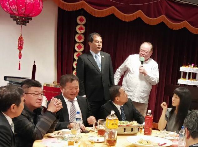 國民黨新北市議會黨團慶生會，市黨部主委李乾龍致詞時，暗勸周勝考退出立委初選；侯友宜、議長蔣根煌都在台下。 圖：與會人士提供