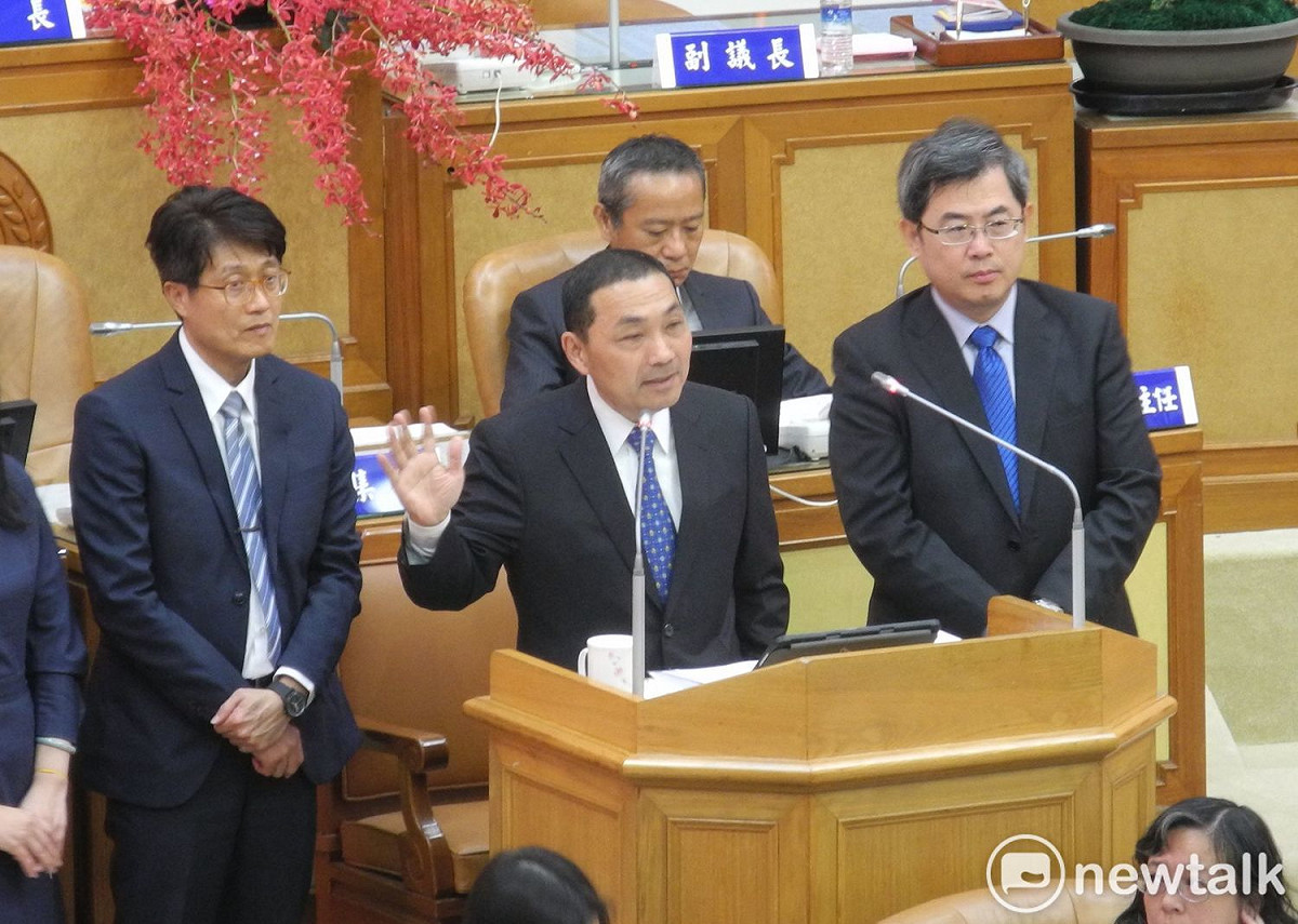 新北市長侯友宜今天在市議會承諾，自6月1日起，新北市65歲以上長者搭捷運時，可以憑敬老卡扣點數搭乘。  圖：王峻昌／攝
